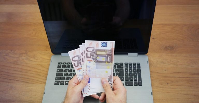 Les Français de plus en plus séduits par les offres de banque en ligne !