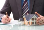 homme d'affaires avec une maison assurance emprunteur