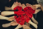 Main en forme de coeur