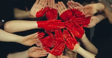 Main en forme de coeur