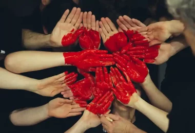 Main en forme de coeur