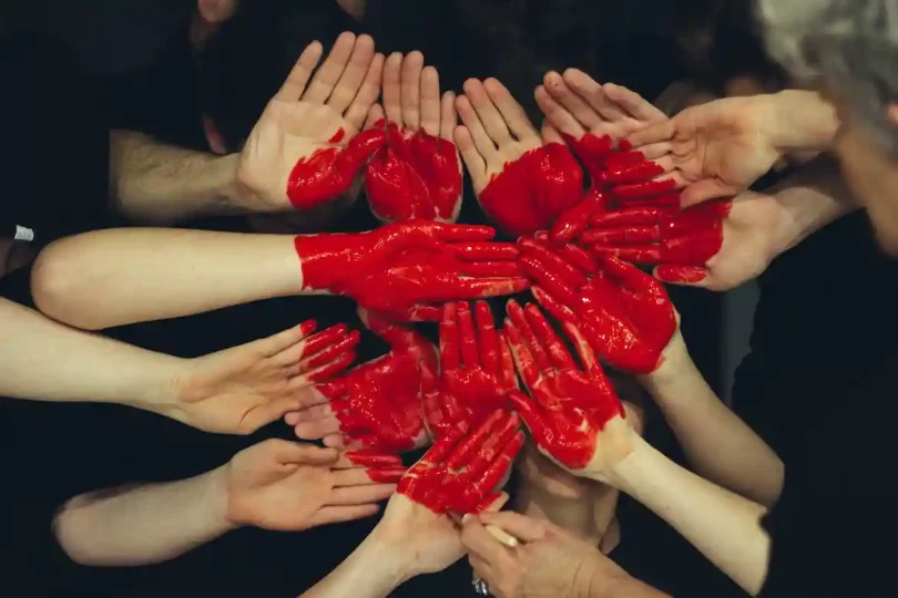 Main en forme de coeur