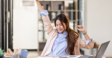 jeune femme en train de souscrire un crédit express